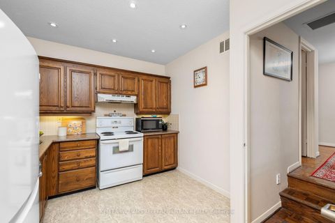 Photo 12 at 321 - 40 Oaklands Avenue, St. Clair, Toronto