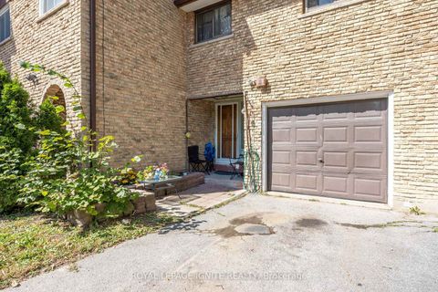 Photo 2 at 4 - 21 Rockwood Drive, Cliffcrest, Toronto