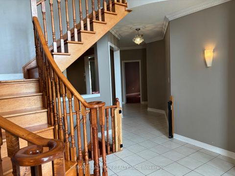 Photo 3 at 298 Thornhill Woods Drive, Patterson, Vaughan