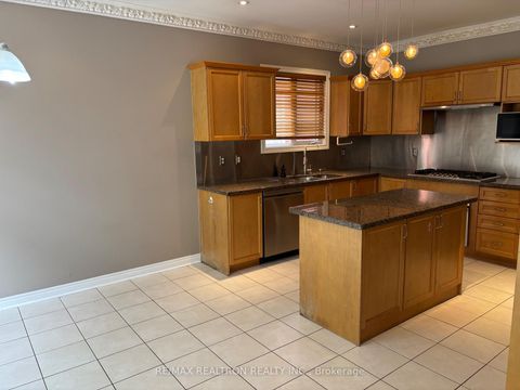 Photo 10 at 298 Thornhill Woods Drive, Patterson, Vaughan