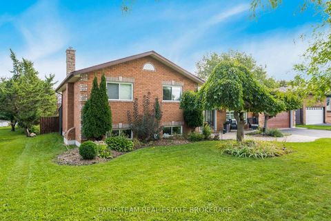 Photo 2 at 2032 Chantler Street, Stroud, Innisfil