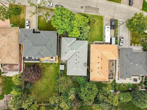 Photo 3 at 114 Elmcrest Road, West Deane, Toronto