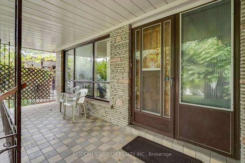 Photo 5 at 114 Elmcrest Road, West Deane, Toronto