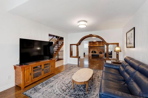Photo 10 at 26 Albery Crescent, Aurora Highlands, Aurora