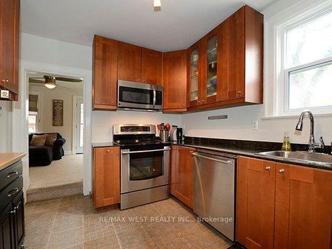 Photo 4 at 811 Coxwell Avenue, East York, Toronto