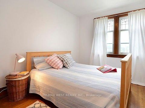 Photo 10 at 811 Coxwell Avenue, East York, Toronto