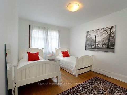 Photo 11 at 811 Coxwell Avenue, East York, Toronto