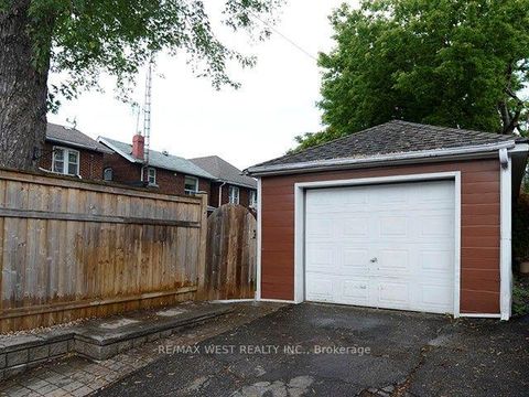 Photo 16 at 811 Coxwell Avenue, East York, Toronto
