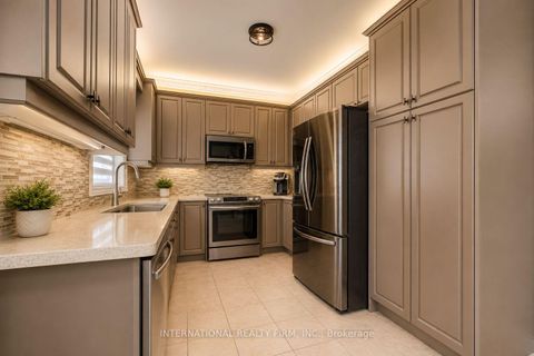 Photo 2 at 43 Water Garden Lane, Sonoma Heights, Vaughan