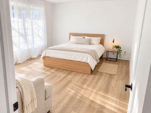 Photo 3 at 38 Cavotti Crescent, Bathurst Manor, Toronto