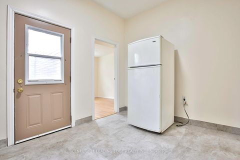 Photo 24 at 9 Borden Street, University, Toronto