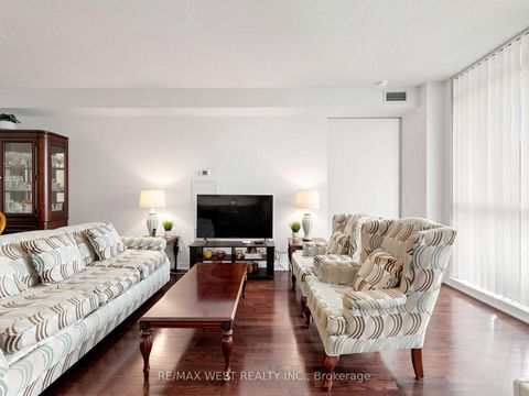 Photo 11 at 513 - 770 Bay Street, Bay Street Corridor, Toronto
