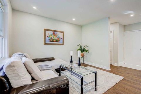 Photo 2 at 32 Lauralynn Crescent, Malvern West, Toronto