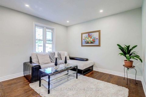Photo 3 at 32 Lauralynn Crescent, Malvern West, Toronto