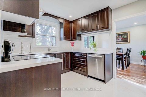 Photo 5 at 32 Lauralynn Crescent, Malvern West, Toronto