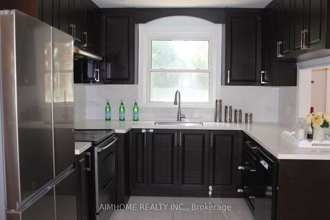 Photo 6 at 32 Lauralynn Crescent, Malvern West, Toronto