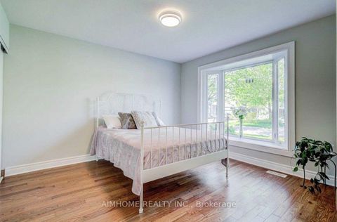 Photo 7 at 32 Lauralynn Crescent, Malvern West, Toronto