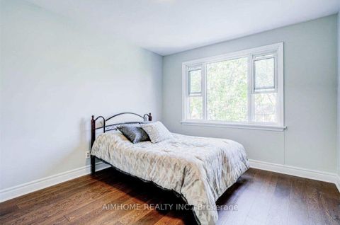 Photo 9 at 32 Lauralynn Crescent, Malvern West, Toronto