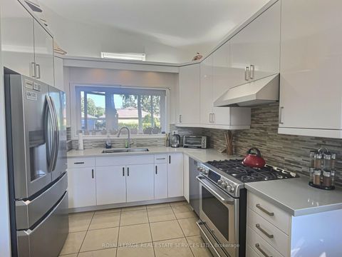 Photo 11 at 33 Blue Forest Drive, Bathurst Manor, Toronto