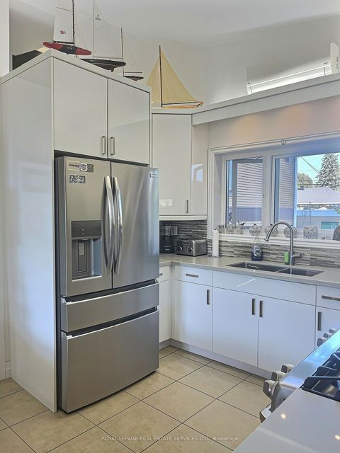 Photo 12 at 33 Blue Forest Drive, Bathurst Manor, Toronto