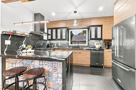 Photo 11 at 196 Wallace Street, Vaughan Grove, Vaughan