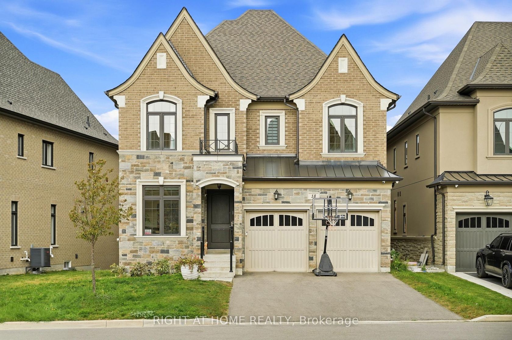 18 Casavant Court, Patterson, Vaughan photo number 2