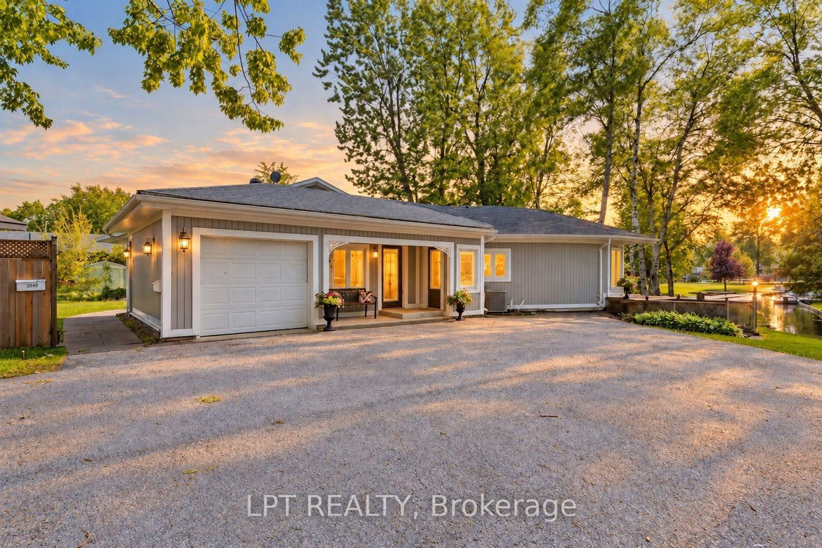204 The Queensway S, Keswick South, Georgina photo number 2