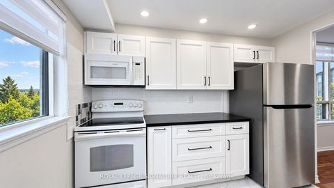 Photo 8 at 411 - 7 Bishop Avenue, Newtonbrook East, Toronto