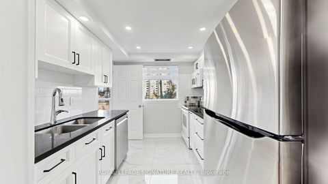 Photo 10 at 411 - 7 Bishop Avenue, Newtonbrook East, Toronto