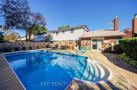 Photo 2 at 17 Rustywood Drive, Donalda, Toronto