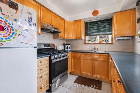 Photo 16 at 152 Hilda Avenue, Newtonbrook West, Toronto