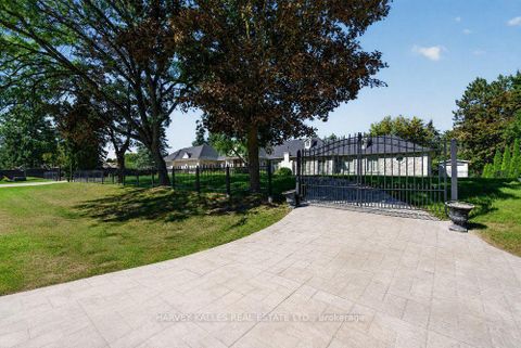 Photo 2 at 28 Putting Green Crescent, Kleinburg, Vaughan
