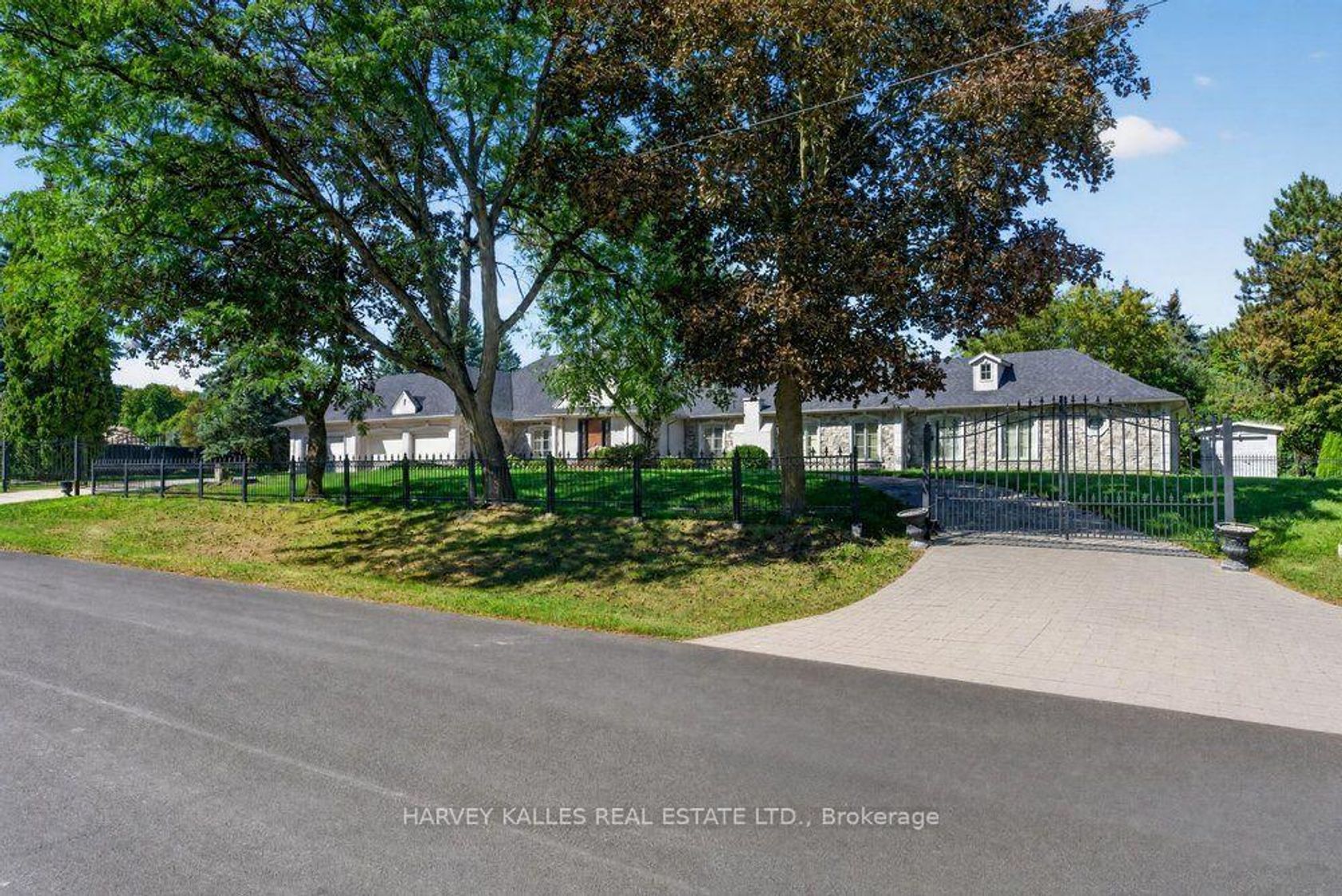 28 Putting Green Crescent, Kleinburg, Vaughan photo number 2