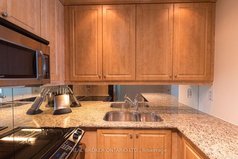 Photo 4 at 1311 - 628 Fleet Street, Niagara, Toronto