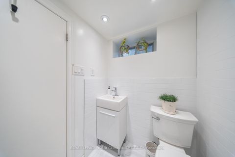 Photo 34 at 2 Four Oaks Gate, East York, Toronto
