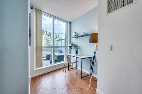 Photo 10 at 402 - 218 Queens Quay W, Waterfront Communities C1, Toronto