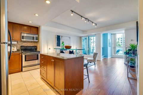 Photo 12 at 402 - 218 Queens Quay W, Waterfront Communities C1, Toronto