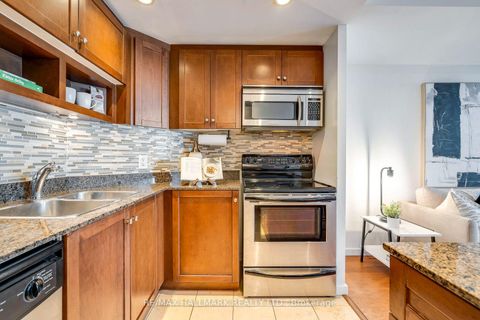 Photo 13 at 402 - 218 Queens Quay W, Waterfront Communities C1, Toronto