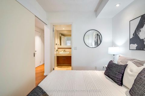Photo 15 at 402 - 218 Queens Quay W, Waterfront Communities C1, Toronto