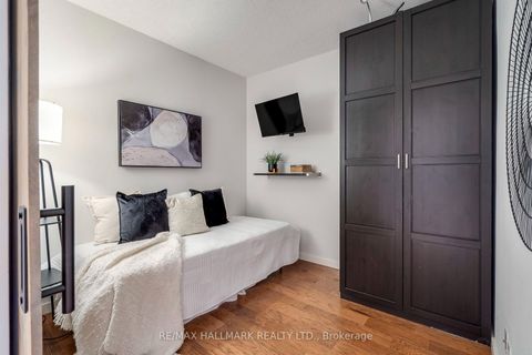 Photo 17 at 402 - 218 Queens Quay W, Waterfront Communities C1, Toronto