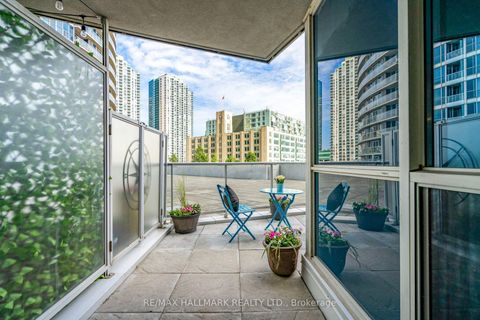 Photo 22 at 402 - 218 Queens Quay W, Waterfront Communities C1, Toronto