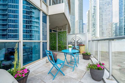 Photo 24 at 402 - 218 Queens Quay W, Waterfront Communities C1, Toronto