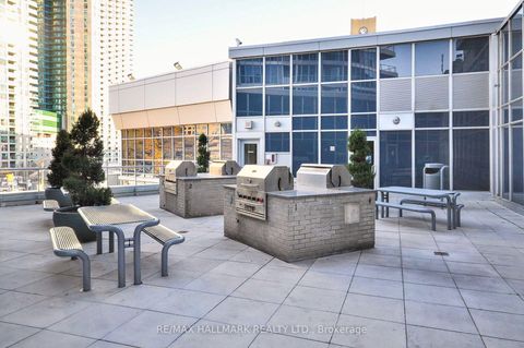 Photo 31 at 402 - 218 Queens Quay W, Waterfront Communities C1, Toronto