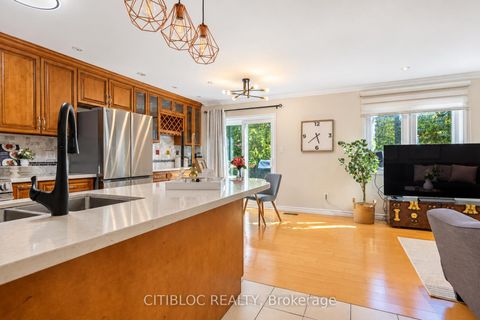 Photo 7 at 33 Desert View Crescent, Westbrook, Richmond Hill