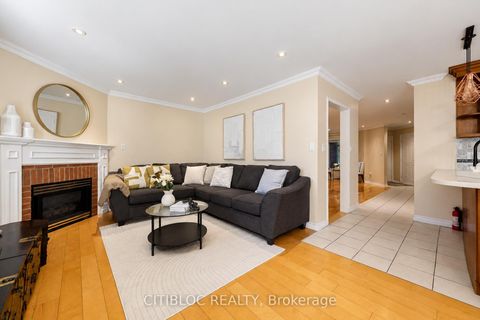 Photo 10 at 33 Desert View Crescent, Westbrook, Richmond Hill
