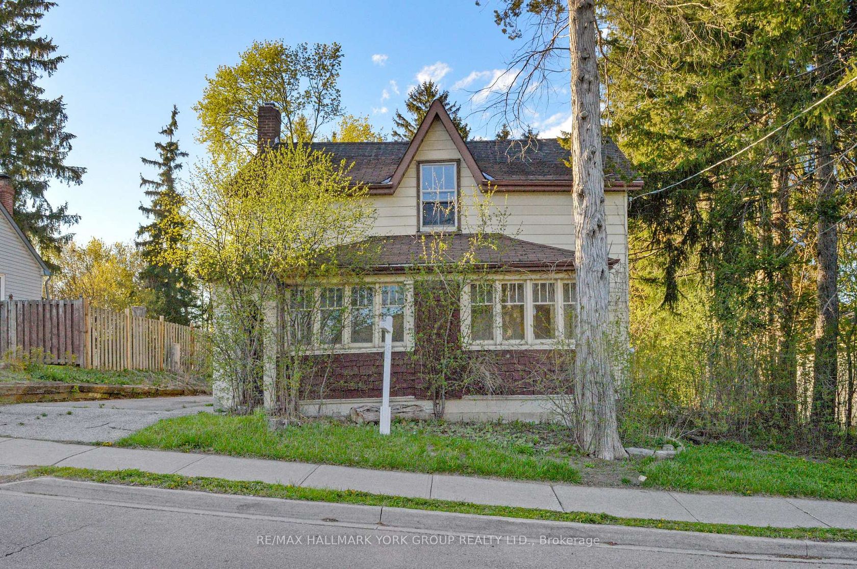 148 Centre Street, Aurora Village, Aurora photo number 2