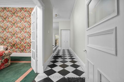 Photo 3 at 382 Bathurst Street, Bellwoods, Toronto