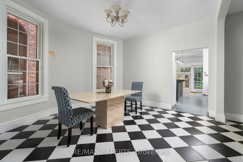 Photo 9 at 382 Bathurst Street, Bellwoods, Toronto