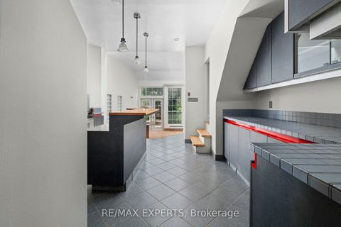 Photo 10 at 382 Bathurst Street, Bellwoods, Toronto