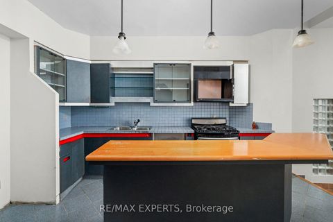 Photo 11 at 382 Bathurst Street, Bellwoods, Toronto